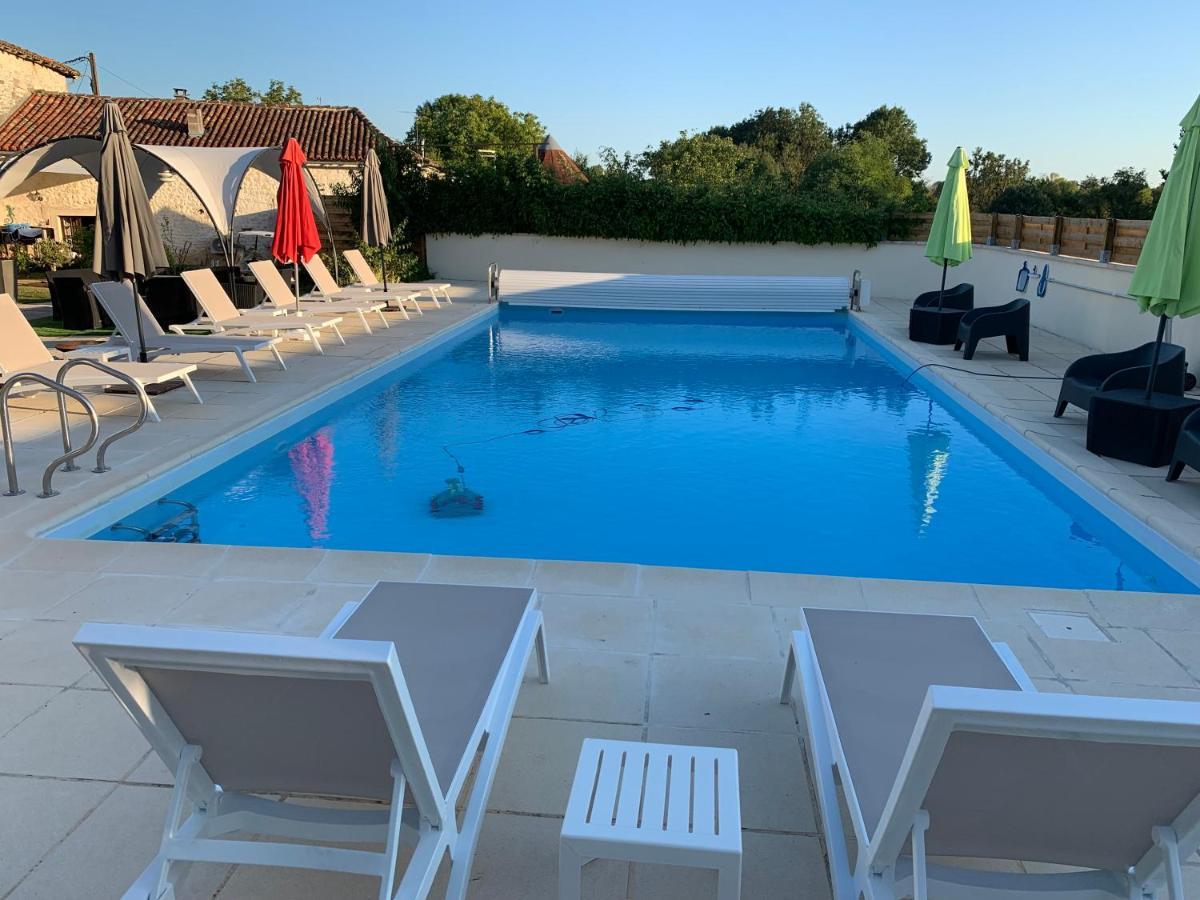 Le Jardin Des Hirondelles Bed & Breakfast Blanzaguet-Saint-Cybard Exterior photo